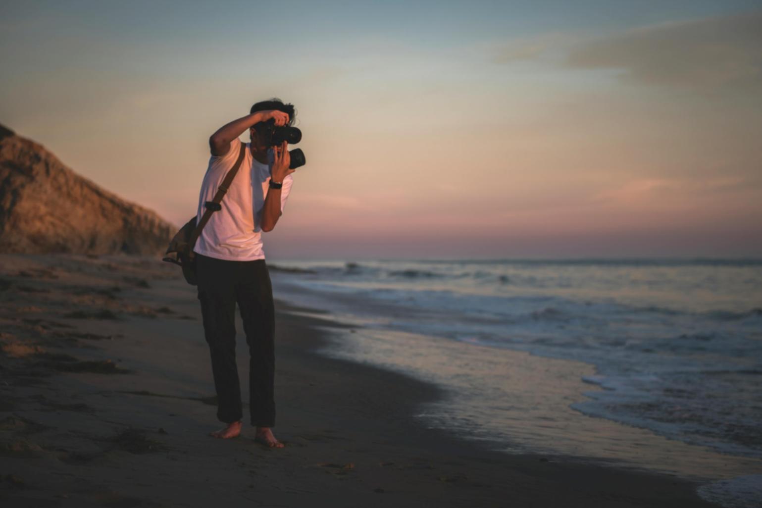 Sesión práctica de fotografía en estudio con estudiantes aprendiendo técnicas de iluminación